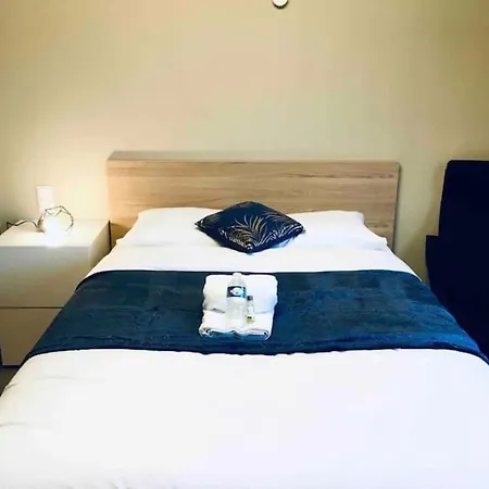 Spacious Modern Flat In The Heart Of Center-9