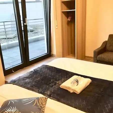 Spacious Modern Flat In The Heart Of Center-9 *